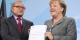 ngela Merkel szövetségi kancellár átveszi a független szakértői tanács konjunktúra-jelentését Wolfgang Franz professzortól, a testület elnökétől 