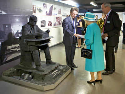 Turing Bletchleyben nemrég átadott szobrát a királynő megtekinti