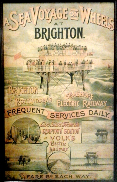 A vasút reklámja (Kép: Brighton Toy & Model Museum). A „Daddy Long-legs” egyébként magyarul kaszáspókot jelent