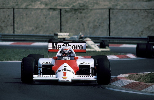 Alain Prost az 1986-os első Magyar Nagydíjon a McLarenjével. A francia később baleset miatt kiesett a futamból (forrás: motorsportretro.tumblr.com)